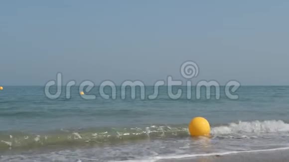 法国布列塔尼海岸的黄色浮标视频的预览图