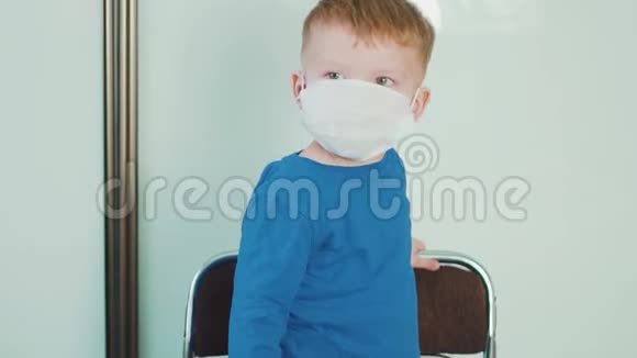 小男孩医院里戴着医疗面具的孩子流行病流感和预防疾病的概念视频的预览图