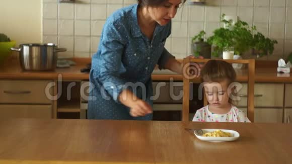 妈妈和女儿在厨房里妈妈给女孩牛奶好胃口健康饮食视频的预览图