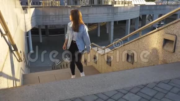 棕色头发的女人爬楼梯视频的预览图