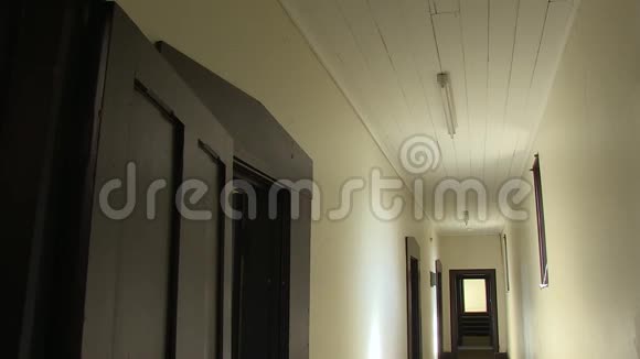一条白色的闹鬼走廊视频的预览图