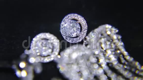 珠宝上的人造钻石003视频的预览图