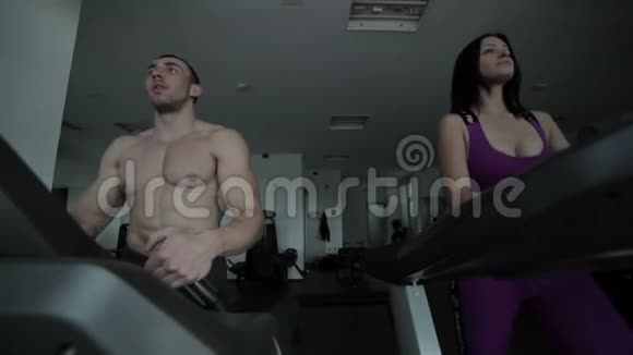 已婚夫妇正在健身房练习视频的预览图