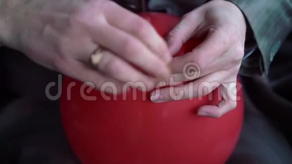 男人系红色气球视频的预览图