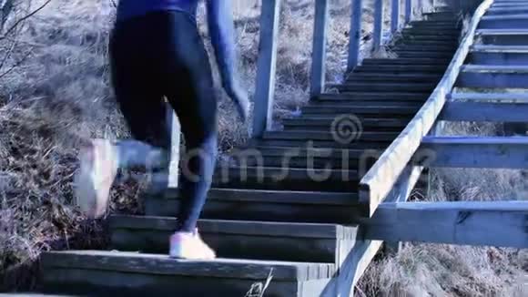 年轻女子跑上木楼梯视频的预览图