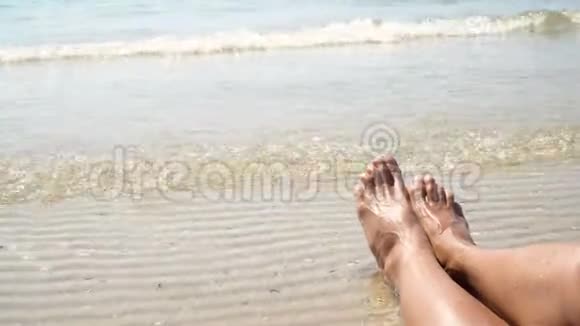 女足逆海在夏日沙滩上时光遨游空的地方为一个文本4k视频视频的预览图
