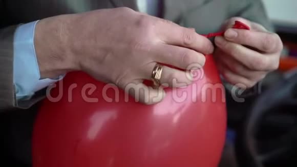 男人系红色气球视频的预览图