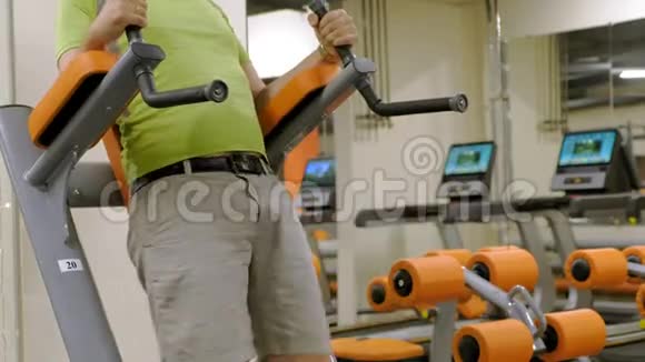 成熟的胖子在健身房锻炼健康的生活方式视频的预览图