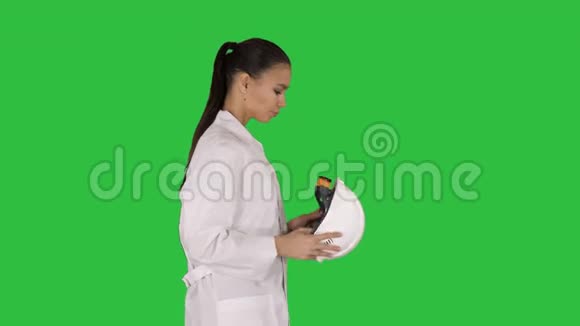 穿白色长袍的女人戴着安全帽走在绿色的屏幕上Chroma键视频的预览图