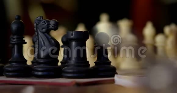 桌上的国际象棋和棋子视频的预览图