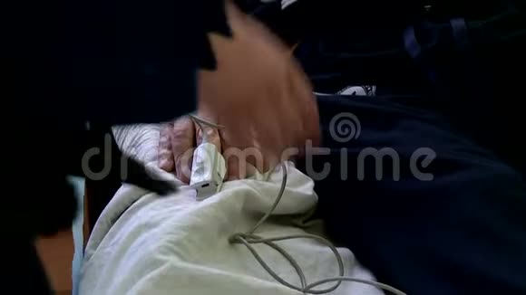 医生在医院治疗病人视频的预览图