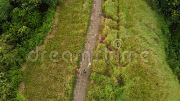 一家人在巴厘岛Ubud村散步的航拍照片坎布汉岭散步视频的预览图