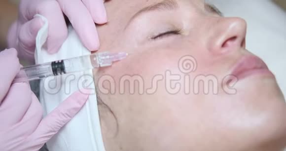女人在脸上注射化妆品视频的预览图
