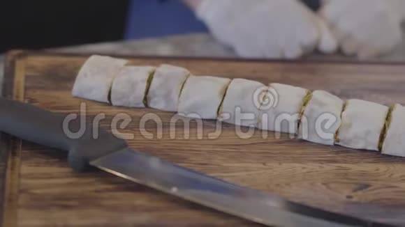 近距离观看烤串包裹在皮塔拉瓦什切成碎片躺在桌子上锋利的大刀就在附近相机移动视频的预览图