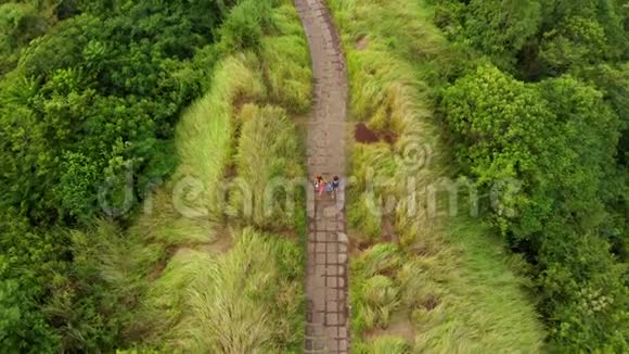 一家人在巴厘岛Ubud村散步的航拍照片坎布汉岭散步视频的预览图
