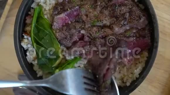 在米饭上吃稀有的和玉牛扒视频的预览图