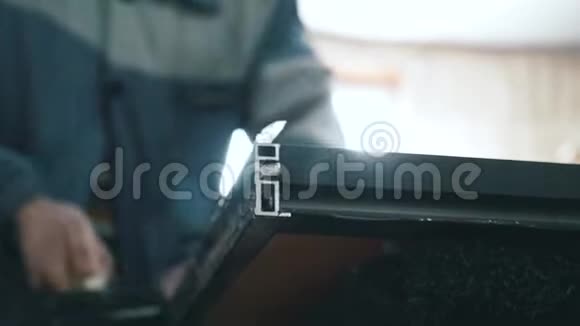 车间里的一名工人用橡皮锤敲击金属型材视频的预览图