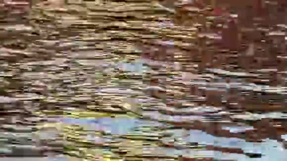 抽象性质五颜六色的阳光反射在蓝色的水上视频的预览图
