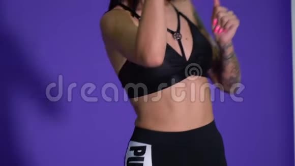 穿着纹身跳舞大笑的漂亮黑发女人视频的预览图