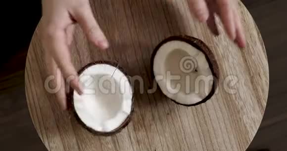 女孩打开桌子上的椰子视频的预览图