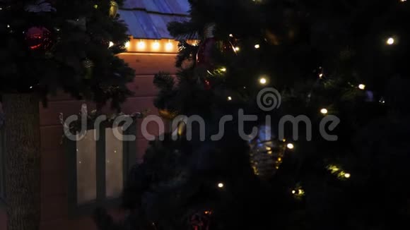 圣诞节装饰的漂亮房子是关于圣诞树的视频的预览图