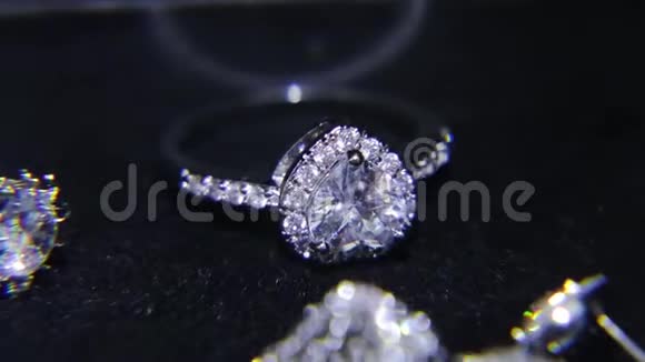 珠宝上的人造钻石005视频的预览图