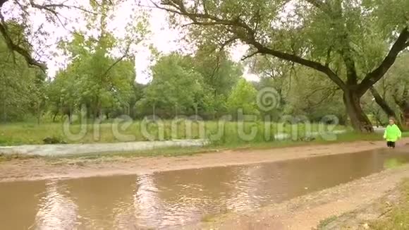 两个女孩正沿着被洪水淹没的道路奔跑视频的预览图