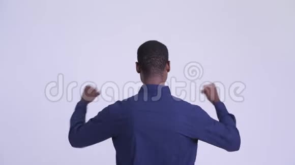 年轻快乐的非洲商人举起拳头后景视频的预览图