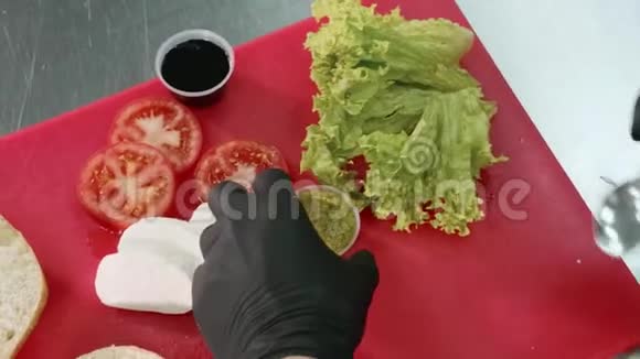 厨师用酱油马拉生菜和西红柿做素食三明治视频的预览图