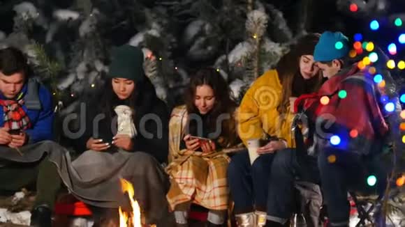 群友坐冬林旁火坐在他们的电话里社会问题视频的预览图