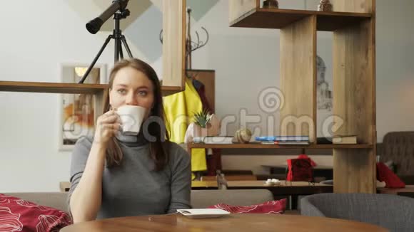 年轻女子正在咖啡馆里为两个朋友聚会喝一杯咖啡三个女朋友在咖啡馆见面视频的预览图