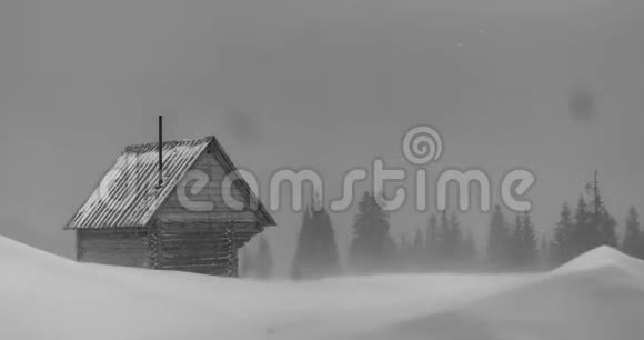 房子和暴风雪在山上视频的预览图
