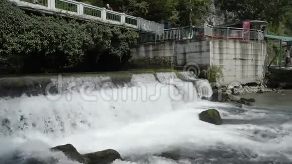 横跨快山河的桥阿布哈兹的山区河流快速移动的河流与急流的景色视频的预览图