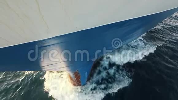 一艘船在水面波浪中的波浪视频的预览图