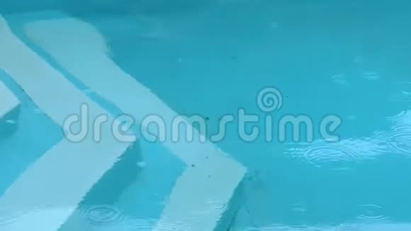 雨中有台阶的蓝色游泳池视频的预览图