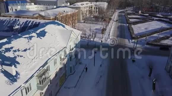 冬季小镇的空中景色有一条雪道和一辆汽车库存录像在美丽中平静的生活视频的预览图