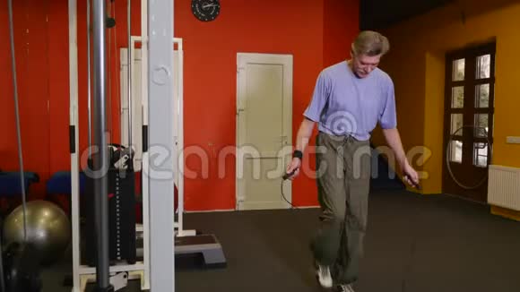 老人在健身房跳绳视频的预览图
