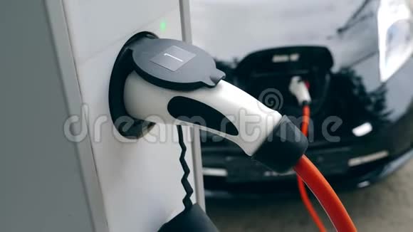 放电喷嘴正在给电动汽车充电视频的预览图