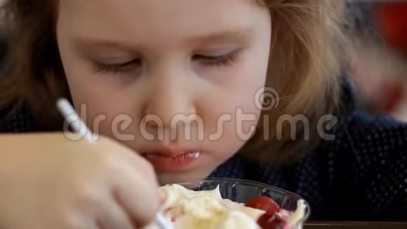 小女孩在咖啡馆里吃甜点和喝果汁吃冰淇淋的孩子的画像视频的预览图