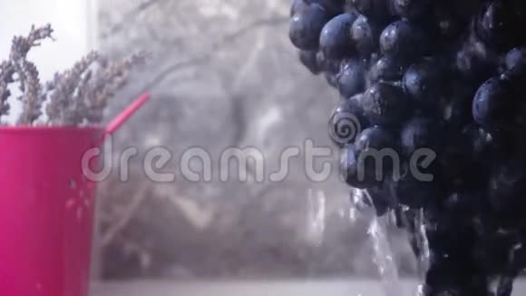 水中的葡萄视频的预览图