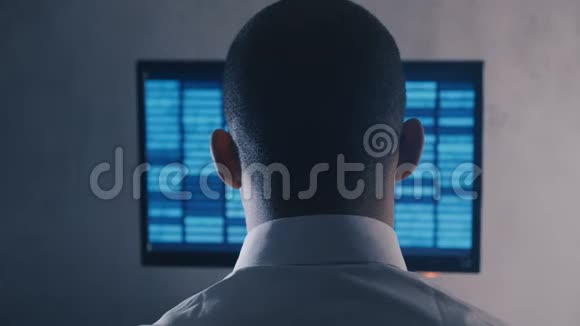 夜间办公室电脑显示器上程序员专业编程代码的背面视图视频的预览图