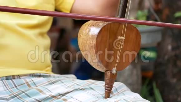 在拉纳地区或泰国北部使用的两根或三根尖刺小提琴将萨勒演奏完毕视频的预览图