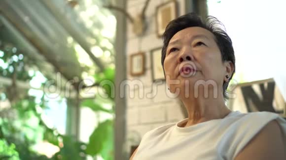 一位亚洲资深妇女在家中愁眉苦脸视频的预览图