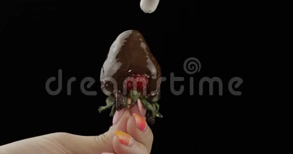 草莓和融化的巧克力把鲜奶油挤在浆果上面视频的预览图