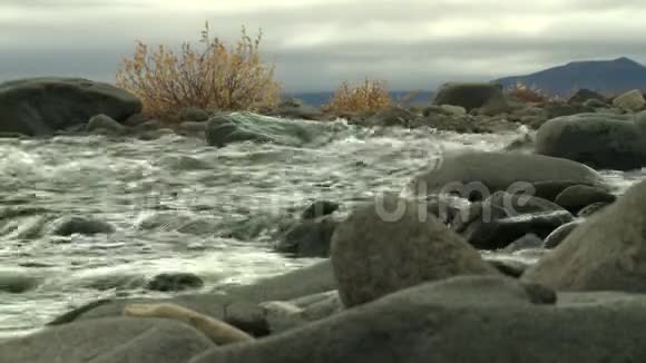 山河流过岩石视频的预览图