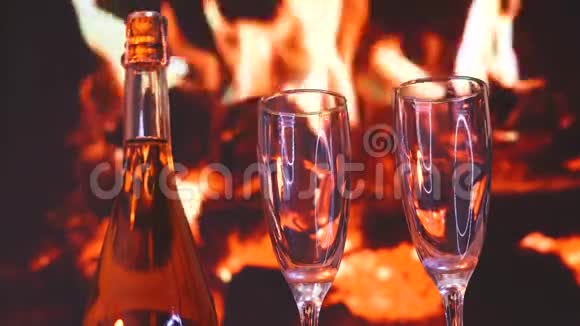 温暖的壁炉前有两杯起泡香槟C圣诞节收藏情人节视频的预览图
