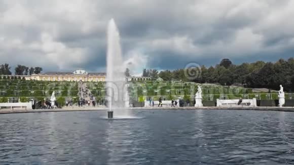 波茨坦皇宫附近许多未被认出的游客前景中的喷泉泼水慢动作视频的预览图