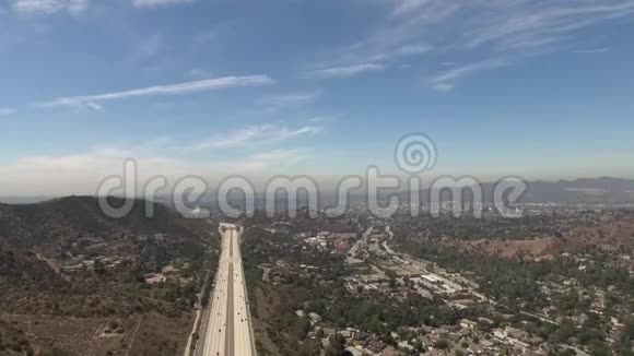 加州格伦代尔的公路和山峦的鸟瞰图视频的预览图