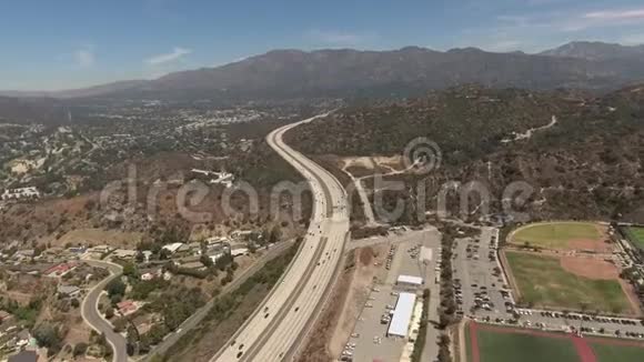 加州格伦代尔的空中拍摄的山脉和道路视频的预览图