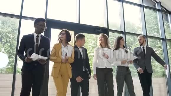 一群年轻的多民族商人去现代办公室开会的肖像成功的企业视频的预览图